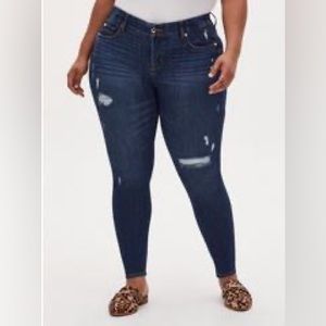Torrid 22R Medium Wash Distressed Cotton Stretch Bombshell Skinny Jean High Rise